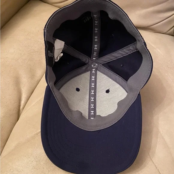 Youth S/M Under Armour baseball cap - Picture 6 of 7